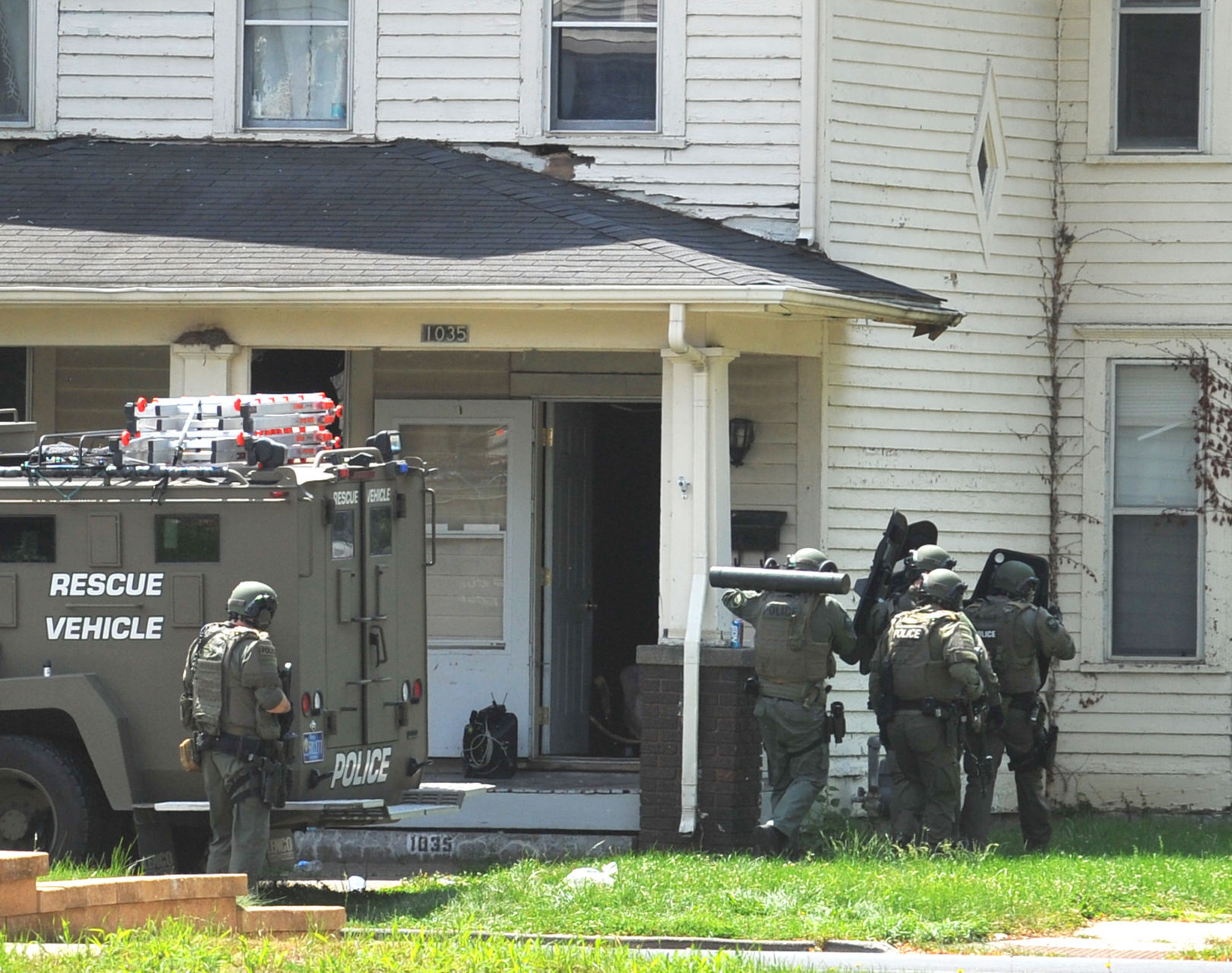 070921-qc-nws-standoff-061